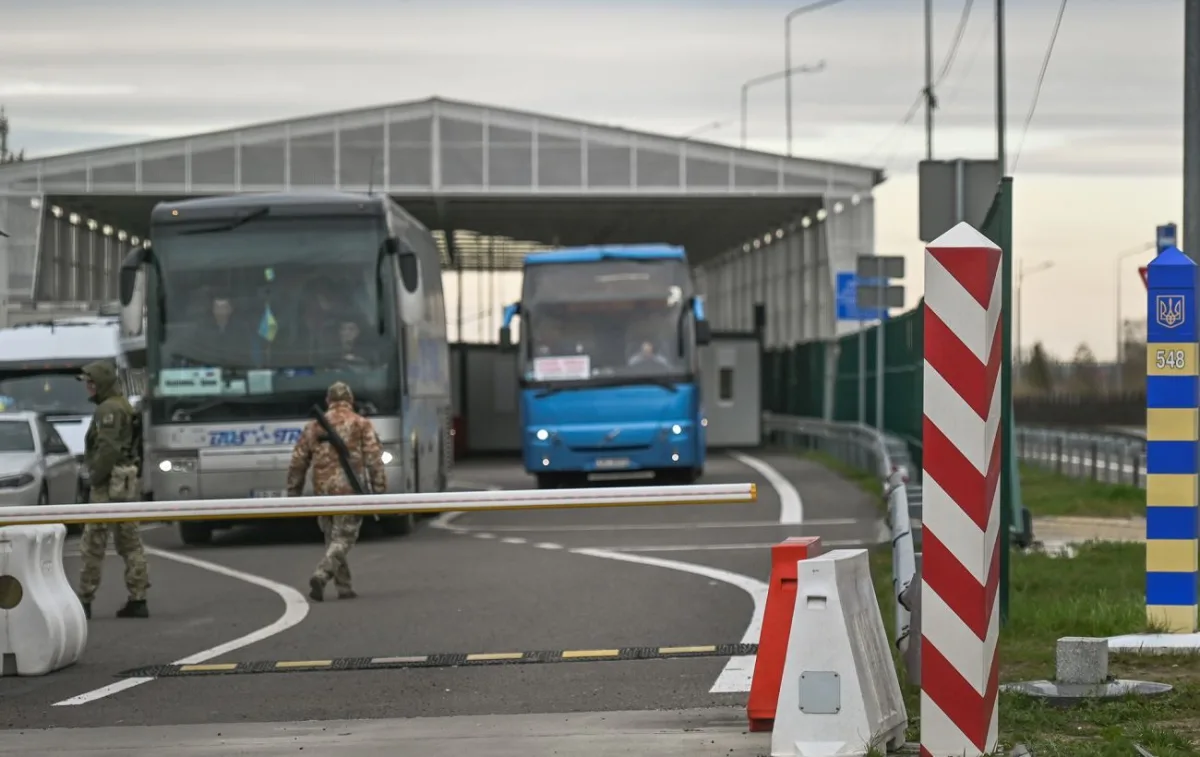 Затримки автобусів на кордоні з Польщею: як вирішити проблему