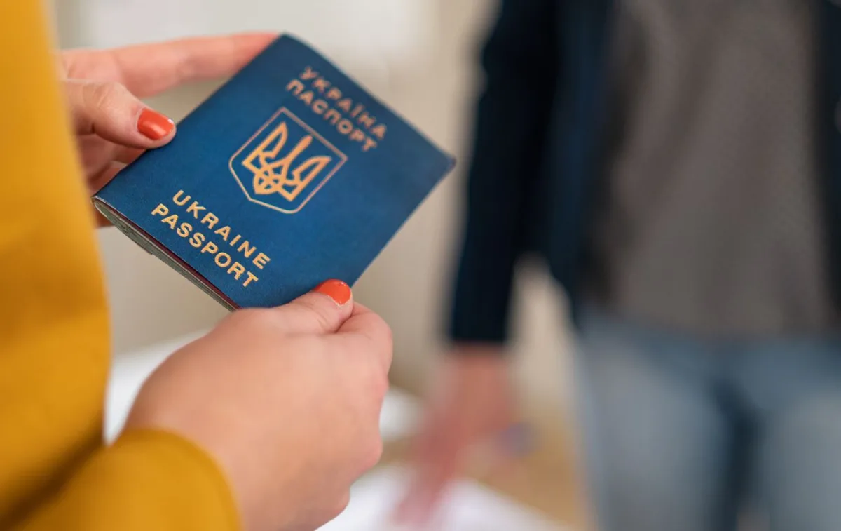 Перевірка закордонного паспорта перед поїздкою: на що звернути увагу