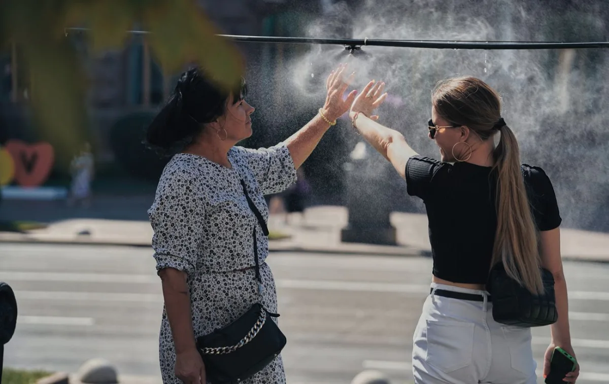 Нетипова спека в Україні: коли піковані температури +38°C і як пережити